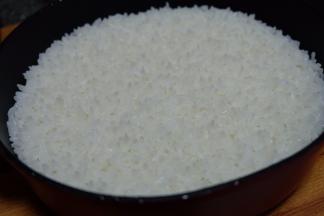 将大米洗净放在锅里蒸成米饭，可以用电饭煲蒸也可以用其它的方法蒸，蒸熟就可以了，米需要蒸软一点，这样比较好吃；