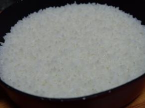 将大米洗净放在锅里蒸成米饭，可以用电饭煲蒸也可以用其它的方法蒸，蒸熟就可以了，米需要蒸软一点，这样比较好吃；