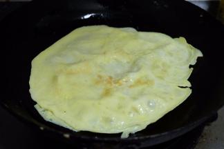 鸡蛋液打散，在平底锅里煎成蛋皮；