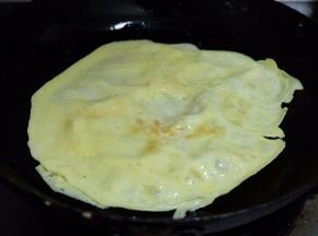 鸡蛋液打散，在平底锅里煎成蛋皮；