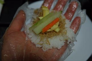 把黄瓜、胡萝卜、鸡蛋皮取一些放进去；