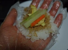 把黄瓜、胡萝卜、鸡蛋皮取一些放进去；