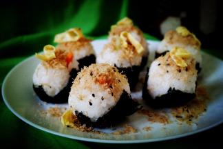 很快就做好了一小盘的饭团，上面还可以点缀点蛋皮做装饰。萌萌的还是挺可爱的，不爱吃米饭的小朋友看到这个饭团都会吃一点的。