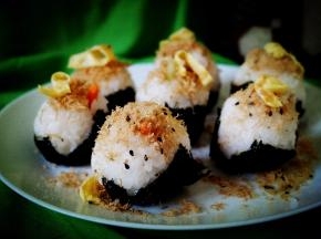 很快就做好了一小盘的饭团，上面还可以点缀点蛋皮做装饰。萌萌的还是挺可爱的，不爱吃米饭的小朋友看到这个饭团都会吃一点的。