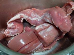 猪里脊肉清洗干净；