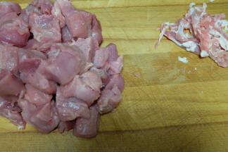 将猪肉上的白色的筋膜剔掉，然后切成小块；