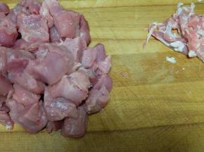 将猪肉上的白色的筋膜剔掉，然后切成小块；