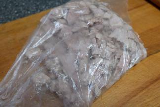 高压锅炖12－15分钟。如果不用高压锅，可以用汤锅，但要煮的时间久一点，最好要一个小时左右；高压锅煮好的肉块可以在高压锅里焖15－30分钟，然后再取出来，肉很烂的；用温水洗净，挑去葱姜，沥水后放进保鲜袋里；