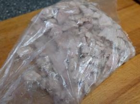 高压锅炖12－15分钟。如果不用高压锅，可以用汤锅，但要煮的时间久一点，最好要一个小时左右；高压锅煮好的肉块可以在高压锅里焖15－30分钟，然后再取出来，肉很烂的；用温水洗净，挑去葱姜，沥水后放进保鲜袋里；