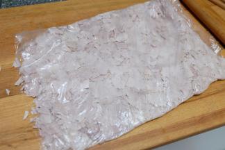 用擀面杖敲打一会儿，打的扁扁的，可以使劲敲；