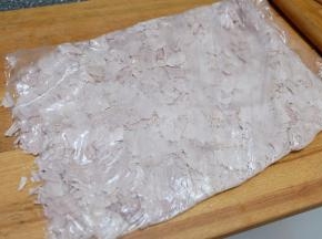 用擀面杖敲打一会儿，打的扁扁的，可以使劲敲；