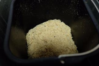 我用的果酱功能是80分钟，因为放的肉比较多，一个程序下来肉松还不够干，就又加了一次“翻炒干货”的程序，30分钟；一共用时是110分钟，所以建议肉的份量在500g左右最好，这样翻炒的时候会少用点时间；临出锅前五分钟，我放了一把熟的芝麻，有白芝麻和黑芝麻，芝麻本身是熟的，所以最后放，放早了容易炒糊。如果想放海苔的话，要等肉松放凉了以后再把撕碎的海苔放进去搅拌；