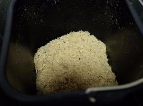 我用的果酱功能是80分钟，因为放的肉比较多，一个程序下来肉松还不够干，就又加了一次“翻炒干货”的程序，30分钟；一共用时是110分钟，所以建议肉的份量在500g左右最好，这样翻炒的时候会少用点时间；临出锅前五分钟，我放了一把熟的芝麻，有白芝麻和黑芝麻，芝麻本身是熟的，所以最后放，放早了容易炒糊。如果想放海苔的话，要等肉松放凉了以后再把撕碎的海苔放进去搅拌；