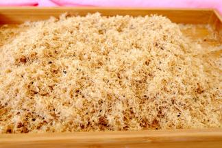 好了，肉松做好了，倒进竹盘里晾凉，彻底放凉后就可以装袋或装盒里保存了，自制肉松没有添加剂，所以保存不宜过久，一般我家最多放一周也就吃完了。