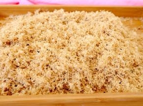 好了，肉松做好了，倒进竹盘里晾凉，彻底放凉后就可以装袋或装盒里保存了，自制肉松没有添加剂，所以保存不宜过久，一般我家最多放一周也就吃完了。