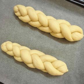 如图编好，捏紧收口，放至烤盘上，准备二次发酵，建议35度40分钟