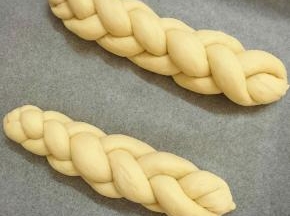 如图编好，捏紧收口，放至烤盘上，准备二次发酵，建议35度40分钟