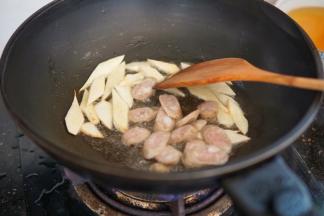 放入脆皮肠继续翻炒