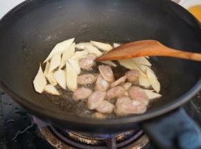放入脆皮肠继续翻炒