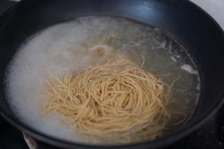 我用的竹升鸡蛋面很容易熟，煮2分钟就够了