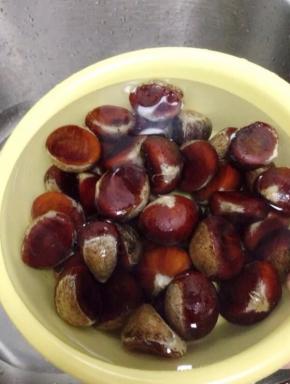 首先我们把板栗清洗一下。