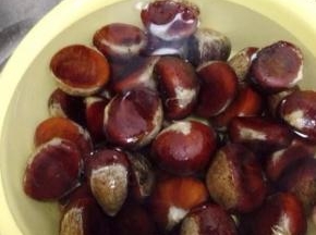 首先我们把板栗清洗一下。