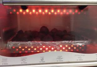 我是把它又丢去烤箱烤干水了在吃的，也可以直接在锅里炒干