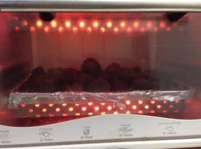 我是把它又丢去烤箱烤干水了在吃的，也可以直接在锅里炒干