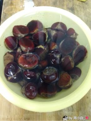 在冰水里浸泡10秒钟快速捞起，利用热胀冷缩的原理、板栗顺利剥壳。...