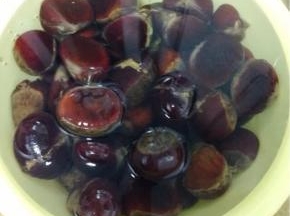 在冰水里浸泡10秒钟快速捞起，利用热胀冷缩的原理、板栗顺利剥壳。...