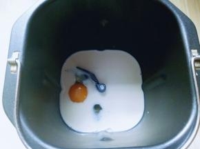 将牛奶倒入面包桶，在加入鸡蛋。