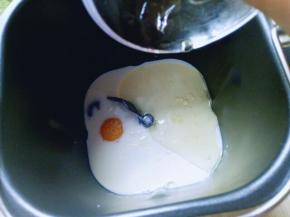 加入玉米油。(不建议使用味道比较重的食用油)