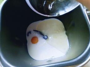 加入玉米油。(不建议使用味道比较重的食用油)