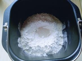 最后再面粉顶端挖个洞，(不要挖到液体) 把酵母放在洞洞里，再用旁边的面粉将酵母粉盖上。