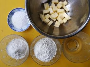 准备材料并称量备用，盐直接放入温水中化开