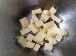 黄油软化至能轻松按出指印