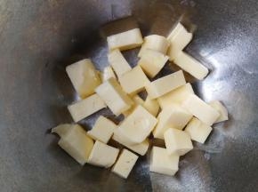 黄油软化至能轻松按出指印