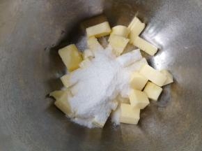加入糖粉，不开打蛋器先拌一下，使糖粉与黄油稍微混合一下