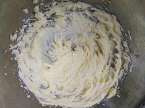 开动电动打蛋器低速搅打，将糖粉与黄油混合均匀，黄油体积会膨大，然后分两次加入化了盐的温水，加入第一次后搅打均匀再加入下一次