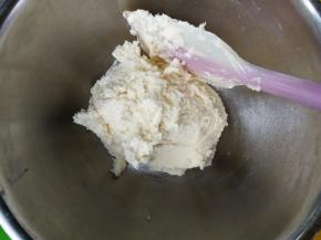 用刮刀拌匀至无干粉状态即可