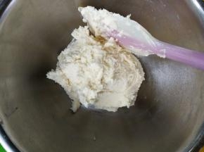 用刮刀拌匀至无干粉状态即可
