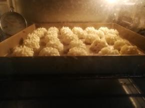 挤曲奇时就可以预热130度烤箱，挤好后放入烤箱中下层烘烤，上下火125〜130度40分钟