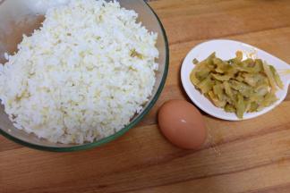 准备一碗剩米饭，提前把米饭按散，不要结团；