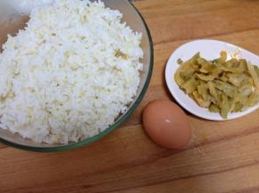 准备一碗剩米饭，提前把米饭按散，不要结团；
