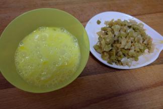 把鸡蛋打成蛋液，榨菜切碎；