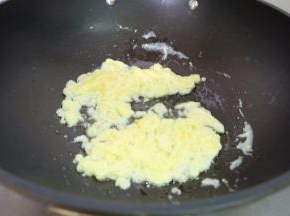 把鸡蛋打成蛋液，榨菜切碎；