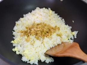米饭炒均匀以后，把切碎的榨菜放进去，翻炒；