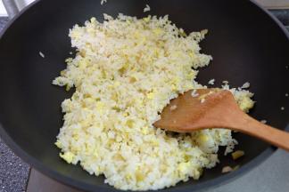 翻炒均匀，榨菜是咸的，所以可以不用放盐，如果觉得盐味不够，也可以再加点盐调调味；