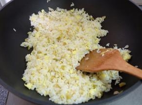 翻炒均匀，榨菜是咸的，所以可以不用放盐，如果觉得盐味不够，也可以再加点盐调调味；