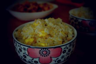 晚归的人摸到这温热的饭碗，这碗饭不会烫嘴，也不会冰凉，带着刚刚好的温度和淡淡的蛋香味儿，就在桌前静静的等待着。家，就是自己的深夜食堂，还永不打佯！